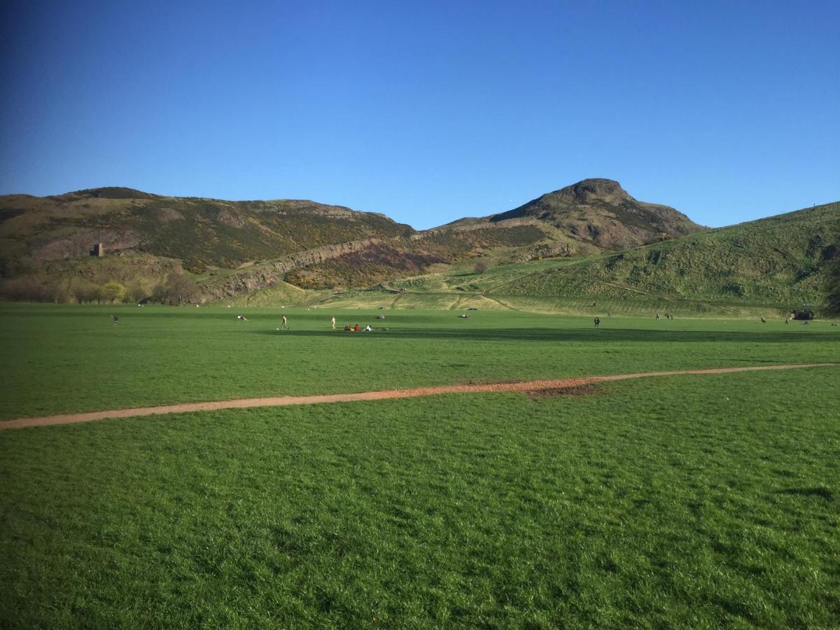 Next Door To Holyrood Palace And Arthur'S Seat Bed and Breakfast Edimburgo Esterno foto