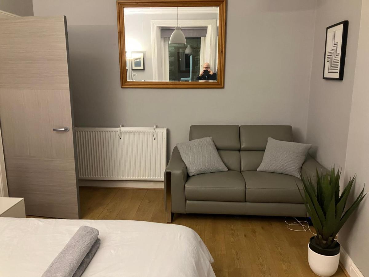Next Door To Holyrood Palace And Arthur'S Seat Bed and Breakfast Edimburgo Esterno foto
