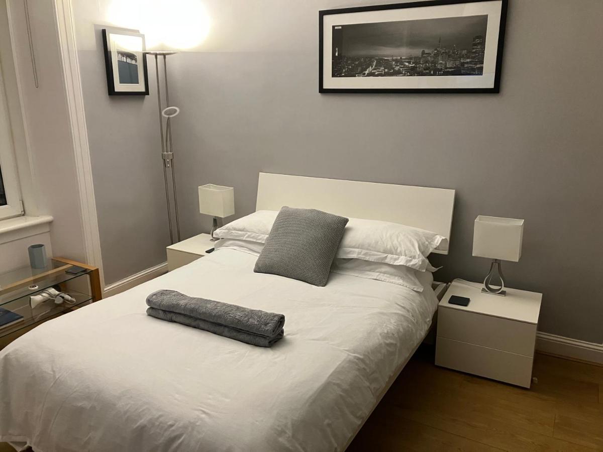 Next Door To Holyrood Palace And Arthur'S Seat Bed and Breakfast Edimburgo Esterno foto